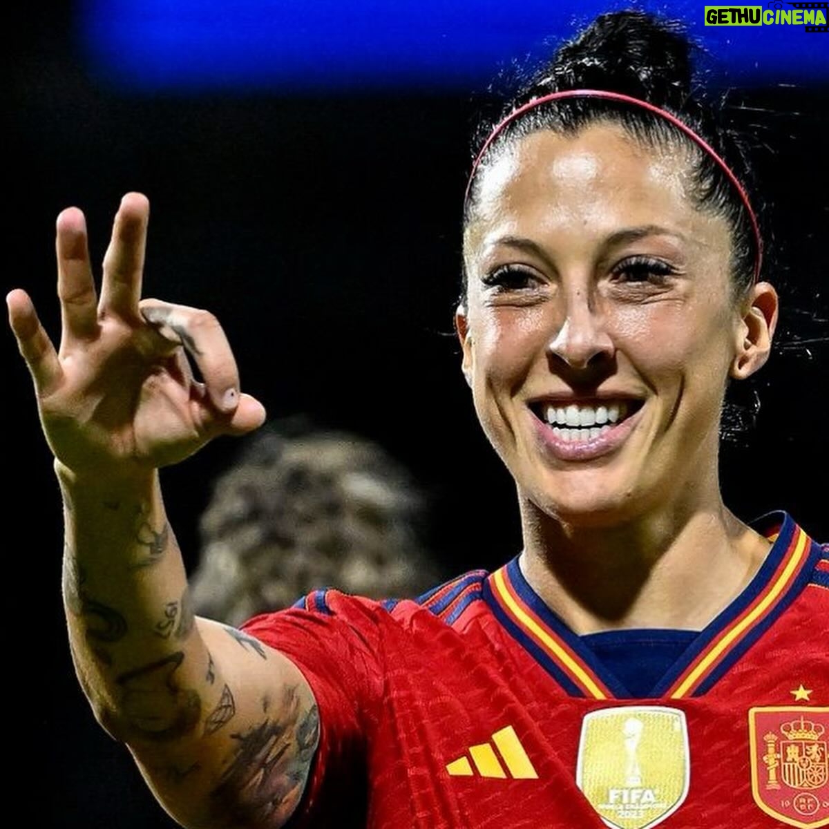 Jennifer Hermoso - 3 Likes - Y la suerte no llega porque si.
La suerte se trabaja, se entrena, se busca.
Ponernos pequeños objetivos para mantener intacta las ganas de superarnos a nosotros mismos.
Porque cuando llega ese momento en el que ves que el trabajo hace que consigas tus sueños, que sensación tan jodidamente bonita.
