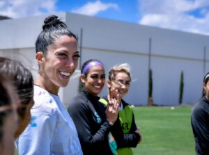 Jennifer Hermoso Instagram - 🤗 ¡Pleno de entusiasmo y alegría fue el regreso a los entrenamientos de nuestra 🏆 Campeona del Mundo 🇪🇦 @jennihermoso , con las Tuzas! 🙌🏻

¡El domingo todos a brindarle nuestro cariño y reconocimiento a nuestra 🔟 en el 🏟️ Hidalgo! 🙌🏻

🤍💙#ElFutbolEsHermoso #VamosLasTuzas💜