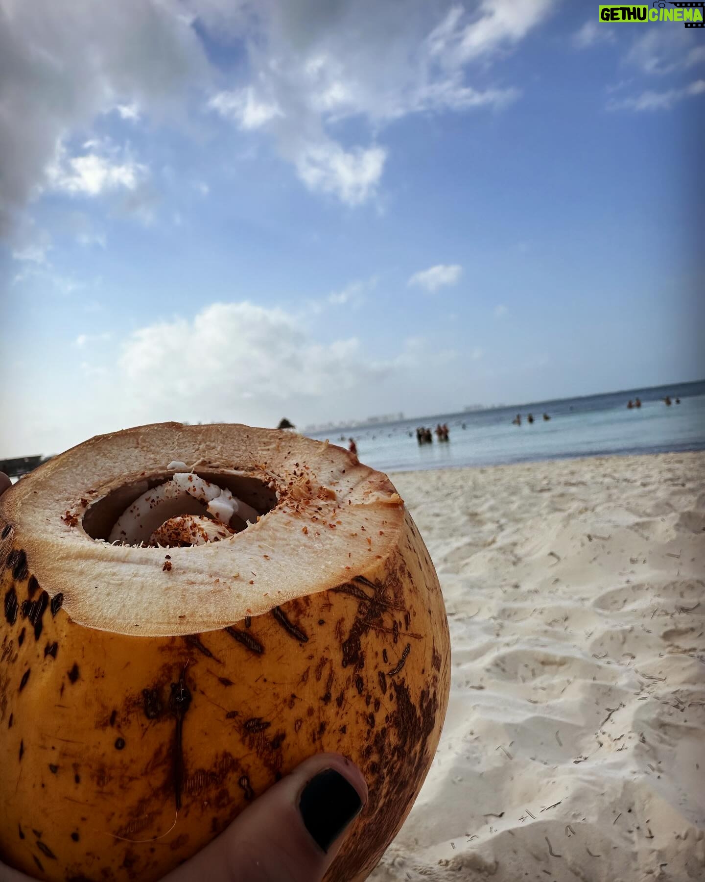 Jennifer Hermoso Instagram - La importancia de dedicarse tiempo a un@ mism@, de valorarse, de intentar conocerse mejor. A veces pensamos que estar sol@, ir a cenar sol@, viajar sol@, es sinónimo de soledad. Y es que cuando encuentras y conectas con esa parte tan especial, tú eres tu mejor compañía. Que bonito es quererse a un@ mismo. . Gracias @intercontinentalcancunresort por esta bonita experiencia 😎