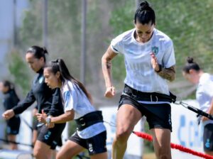 Jennifer Hermoso Instagram - 🤗 ¡Pleno de entusiasmo y alegría fue el regreso a los entrenamientos de nuestra 🏆 Campeona del Mundo 🇪🇦 @jennihermoso , con las Tuzas! 🙌🏻

¡El domingo todos a brindarle nuestro cariño y reconocimiento a nuestra 🔟 en el 🏟️ Hidalgo! 🙌🏻

🤍💙#ElFutbolEsHermoso #VamosLasTuzas💜
