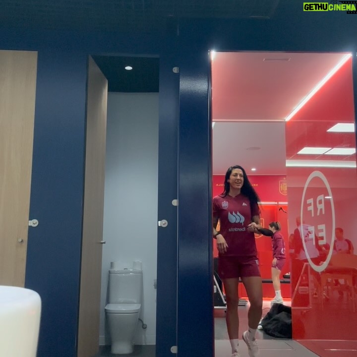 Jennifer Hermoso - 3 Likes - Levantar una copa es lo que todas queremos, pero disfrutar de cada momento es lo que hace que todo sea mucho más especial.
Ellas ❤️🩹🔋