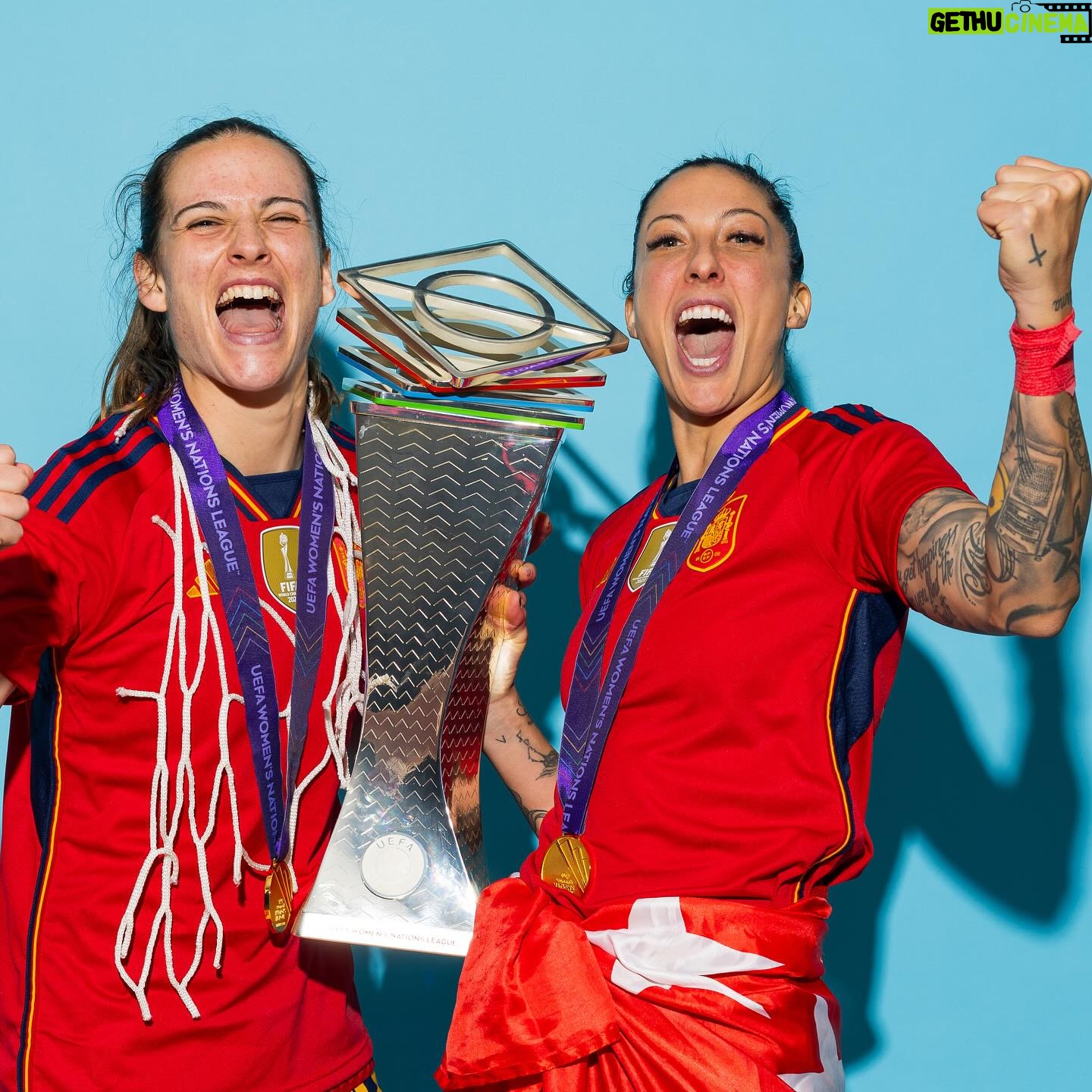 Jennifer Hermoso - 3 Likes - Levantar una copa es lo que todas queremos, pero disfrutar de cada momento es lo que hace que todo sea mucho más especial.
Ellas ❤️🩹🔋