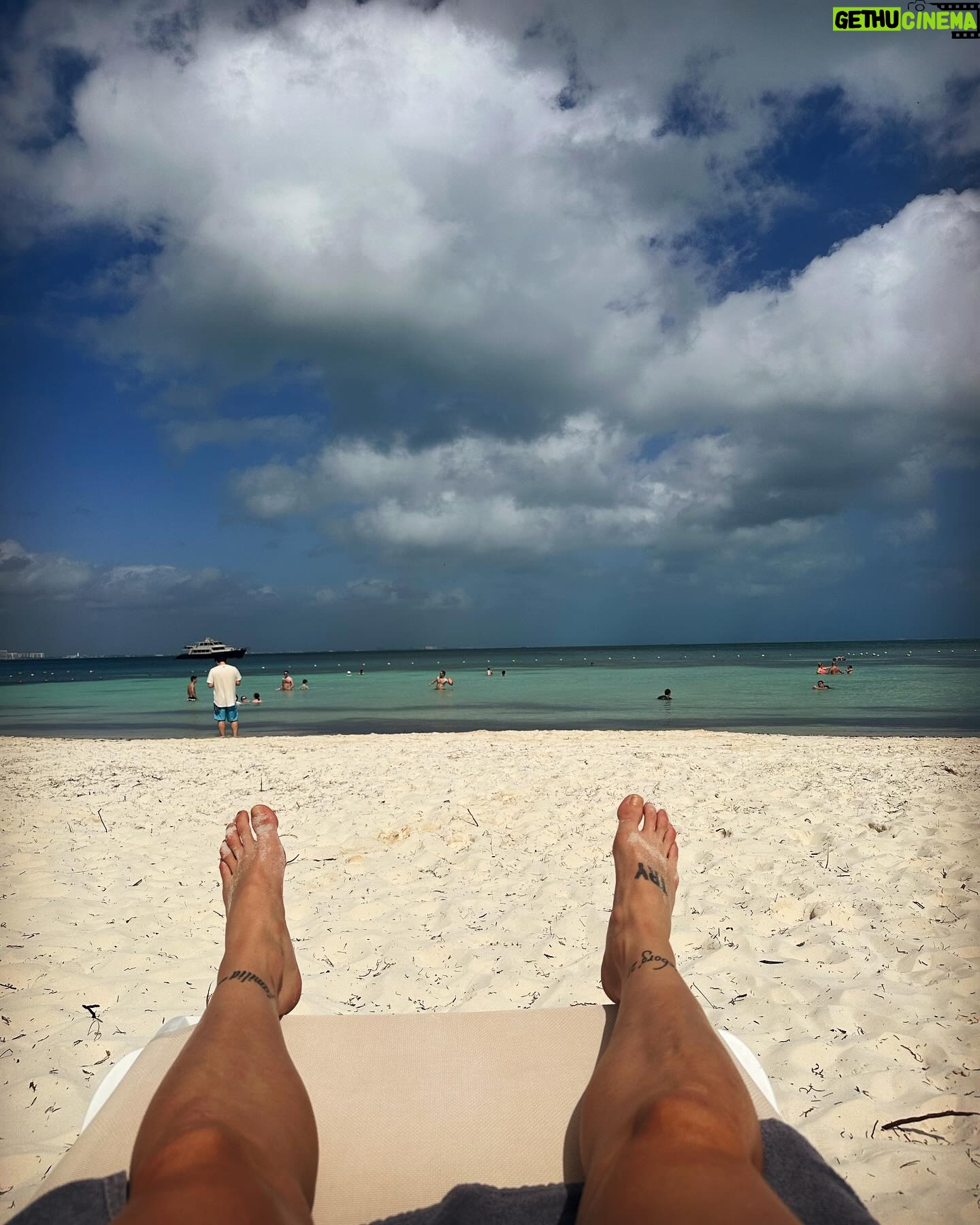 Jennifer Hermoso Instagram - La importancia de dedicarse tiempo a un@ mism@, de valorarse, de intentar conocerse mejor. A veces pensamos que estar sol@, ir a cenar sol@, viajar sol@, es sinónimo de soledad. Y es que cuando encuentras y conectas con esa parte tan especial, tú eres tu mejor compañía. Que bonito es quererse a un@ mismo. . Gracias @intercontinentalcancunresort por esta bonita experiencia 😎