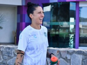 Jennifer Hermoso Instagram - 🤗 ¡Pleno de entusiasmo y alegría fue el regreso a los entrenamientos de nuestra 🏆 Campeona del Mundo 🇪🇦 @jennihermoso , con las Tuzas! 🙌🏻

¡El domingo todos a brindarle nuestro cariño y reconocimiento a nuestra 🔟 en el 🏟️ Hidalgo! 🙌🏻

🤍💙#ElFutbolEsHermoso #VamosLasTuzas💜