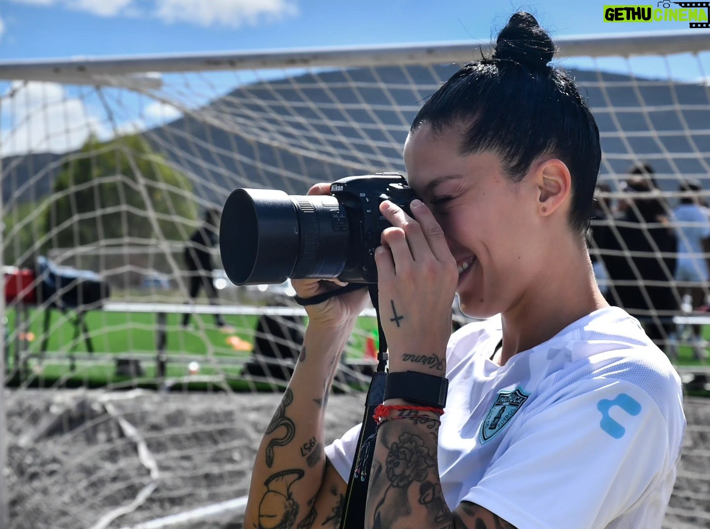 Jennifer Hermoso - 92.4K Likes - 🤗 ¡Pleno de entusiasmo y alegría fue el regreso a los entrenamientos de nuestra 🏆 Campeona del Mundo 🇪🇦 @jennihermoso , con las Tuzas! 🙌🏻
¡El domingo todos a brindarle nuestro cariño y reconocimiento a nuestra 🔟 en el 🏟️ Hidalgo! 🙌🏻
🤍💙#ElFutbolEsHermoso #VamosLasTuzas💜