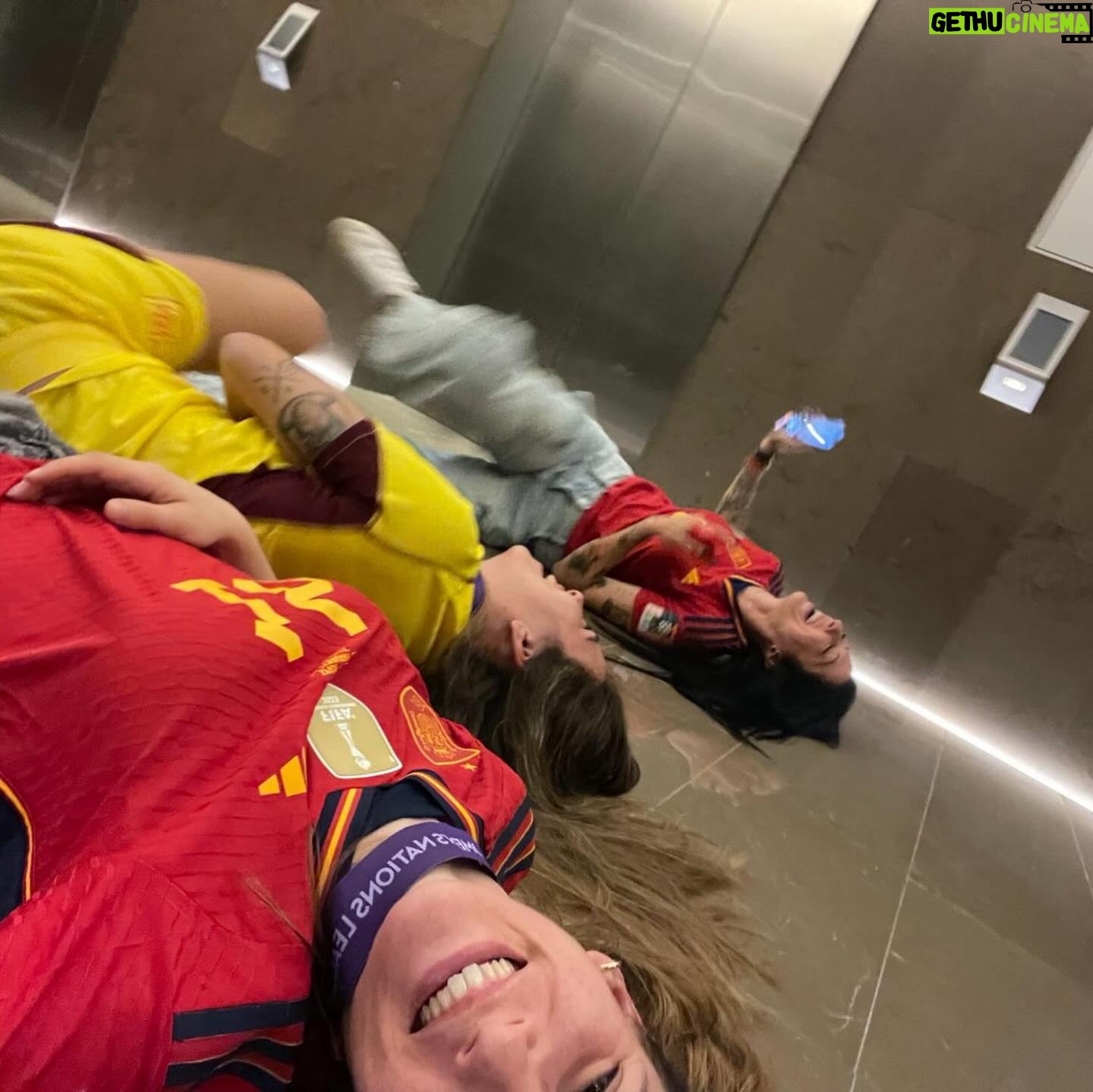 Jennifer Hermoso - 3 Likes - Levantar una copa es lo que todas queremos, pero disfrutar de cada momento es lo que hace que todo sea mucho más especial.
Ellas ❤️🩹🔋