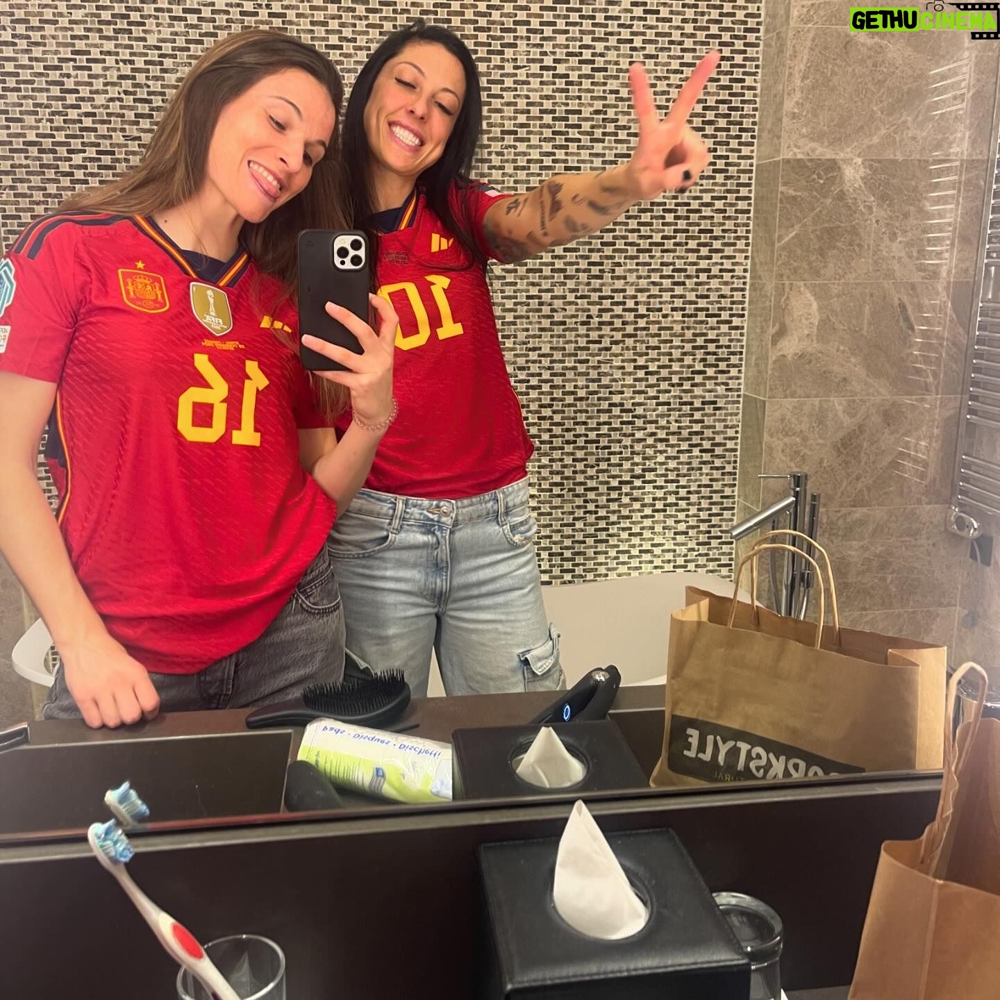 Jennifer Hermoso Instagram - Levantar una copa es lo que todas queremos, pero disfrutar de cada momento es lo que hace que todo sea mucho más especial. Ellas ❤️🩹🔋