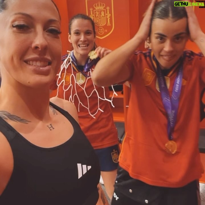 Jennifer Hermoso Instagram - Levantar una copa es lo que todas queremos, pero disfrutar de cada momento es lo que hace que todo sea mucho más especial. Ellas ❤️🩹🔋