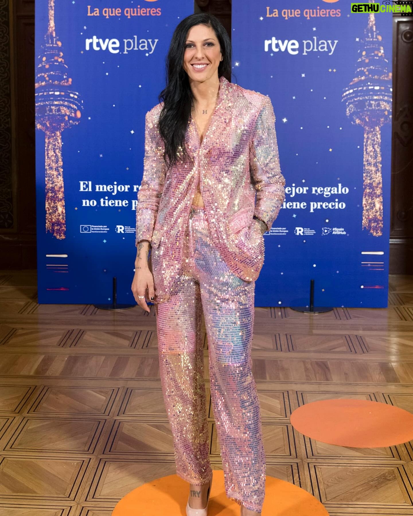 Jennifer Hermoso Instagram - Hoy una persona me dijo esta frase… “La naturaleza es tan sabia que cuanto más oscura es la noche más cerca está el amanecer” Y me encantó 🥰 . 🔔🔔🙃