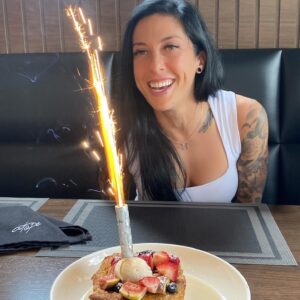 Jennifer Hermoso Instagram - Un año donde han pasado muchas cosas, donde hubo muchas alegrías y mucho aprendizaje. 
Situaciones en las que nunca me imaginé estar y otras donde me preparé para vivirlas como quisé. 
Gracias a las personas que estuvieron cerca cada momento y gracias a otras por hacerme más fuerte. 
Me doy las gracias y me siento orgullosa por todo hasta día de hoy.
Versión 3.4 actualizada 🦸🏻‍♀️