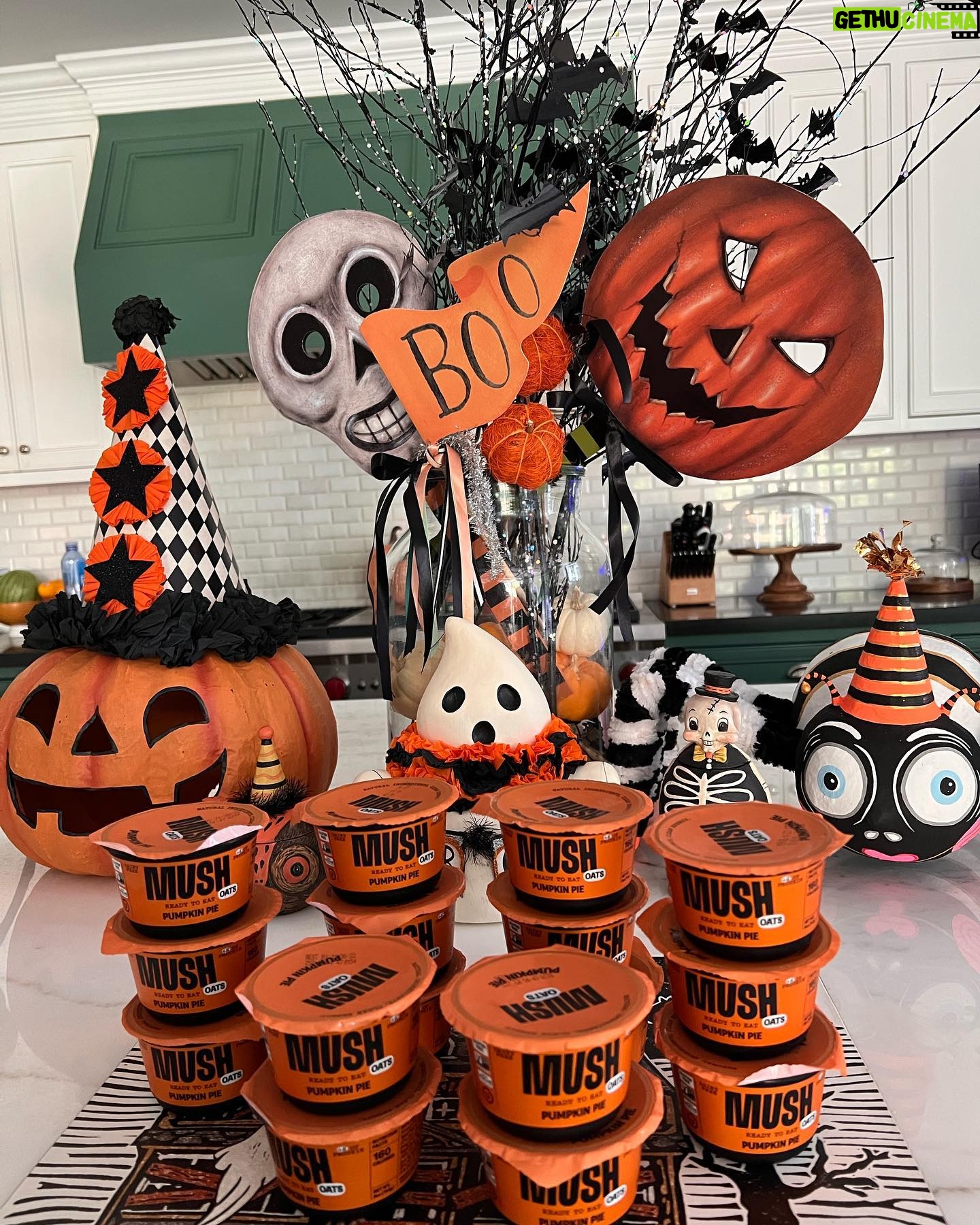 Jennifer Love Hewitt Instagram - When your favorite snack matches your decor and vibe! @mush I love you! 🎃🎃🎃 pumpkin pie everything