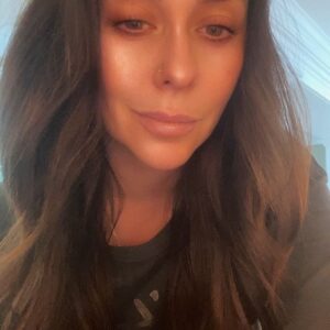 Jennifer Love Hewitt Instagram - So excited to announce the first collaboration for my dream come true Holiday Junkie. @2021_co and Holiday Junkie are teaming up to make your holidays season extra magical! Please let us be apart of your holidays. Use the link in stories or bio to shop! ❤️❤️