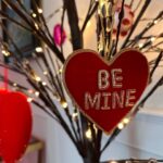 Jennifer Love Hewitt Instagram - Hey everybody! This Love is in love with the Holiday junkie bundle and Valentine’s Day picks from @peaceofminddesignssc You can shop the pieces and the bundle now on @peaceofminddesignssc and this is how I used some of the pieces to decorate my home! ❤️