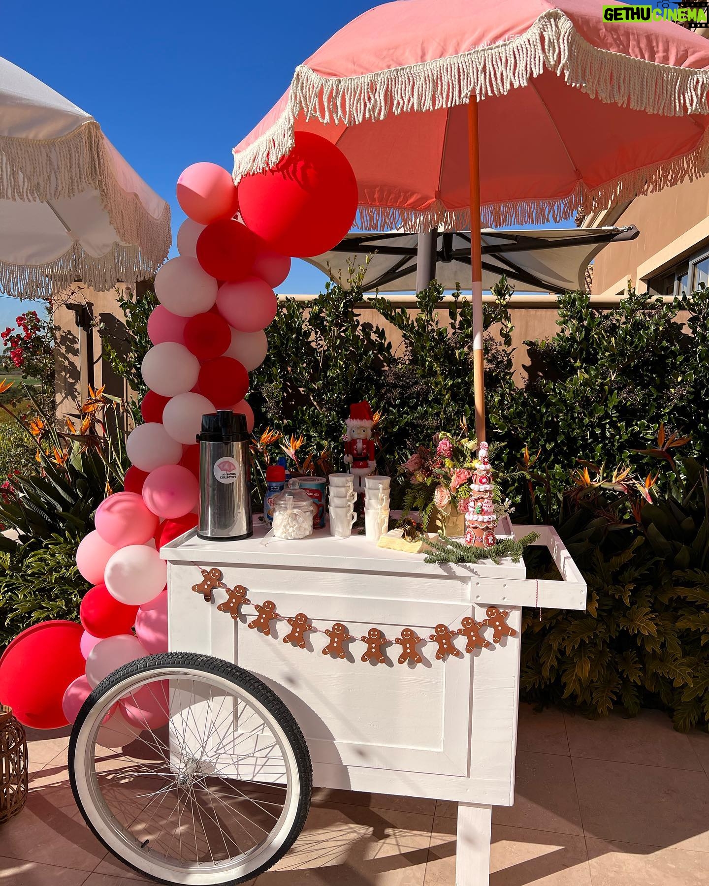 Jennifer Love Hewitt Instagram - @thepicnic.collective helped me give my kids the most festive and sweet decorating station. It was so fun and magical!