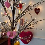 Jennifer Love Hewitt Instagram - Hey everybody! This Love is in love with the Holiday junkie bundle and Valentine’s Day picks from @peaceofminddesignssc You can shop the pieces and the bundle now on @peaceofminddesignssc and this is how I used some of the pieces to decorate my home! ❤️