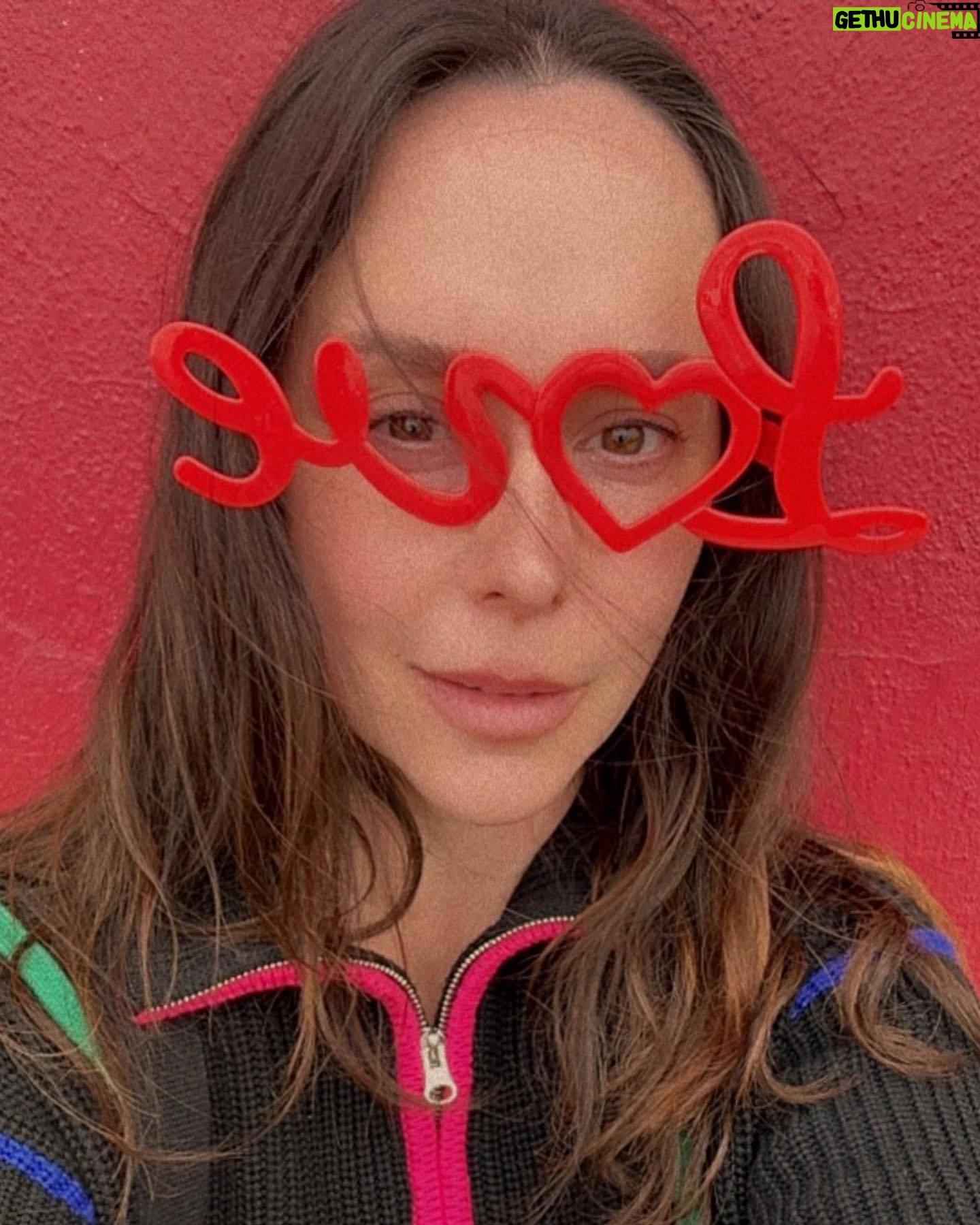 Jennifer Love Hewitt - 30.4K Likes - Took myself on a little adventure today. Waiting for Autumn to enjoy a birthday party. Only for a couple of hours but needed to read a book and reset. And what I found was Love everywhere. Pure magic. Now back with my kids and hubby feeling so grateful. Don’t forget you are a pretty great date all on your own. ❤️