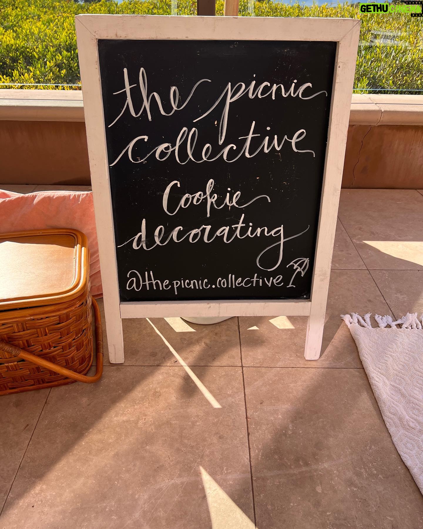 Jennifer Love Hewitt Instagram - @thepicnic.collective helped me give my kids the most festive and sweet decorating station. It was so fun and magical!