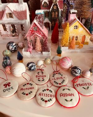 Jennifer Love Hewitt Instagram - My mother in law hand made these ornaments for us. They mean so much. We are doing the tree today and I’m feeling very blessed. Family is everything. I cried so hard last night missing my mommy. She was all the magic of Christmas. But it is my greatest joy to try and recreate that for my family. Wishing all of you a very merry holiday season and sending so much love to all of those missing someone. Back to the tree and making memories 🎅🏼🤶🏼❤️🎄