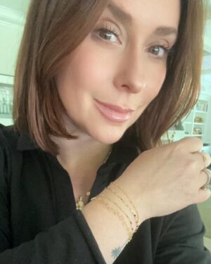 Jennifer Love Hewitt Instagram - Had the most awesome mom pause in my day for some beautiful permanent jewelry with @raine_calabasas and @goodcarmastudio The loveliest ladies and a much needed moment to breathe. Thank you so much! 🧡🙏🏻
