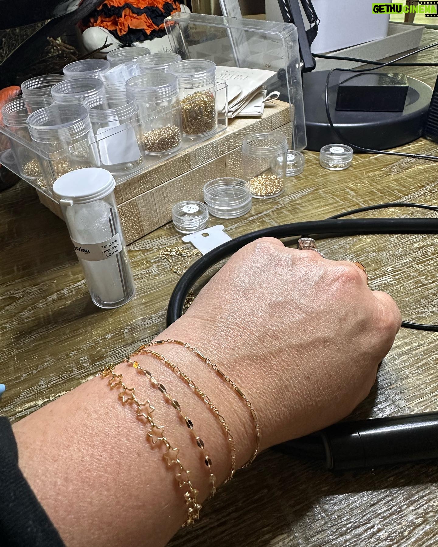 Jennifer Love Hewitt - 70.1K Likes - Had the most awesome mom pause in my day for some beautiful permanent jewelry with @raine_calabasas and @goodcarmastudio The loveliest ladies and a much needed moment to breathe. Thank you so much! 🧡🙏🏻