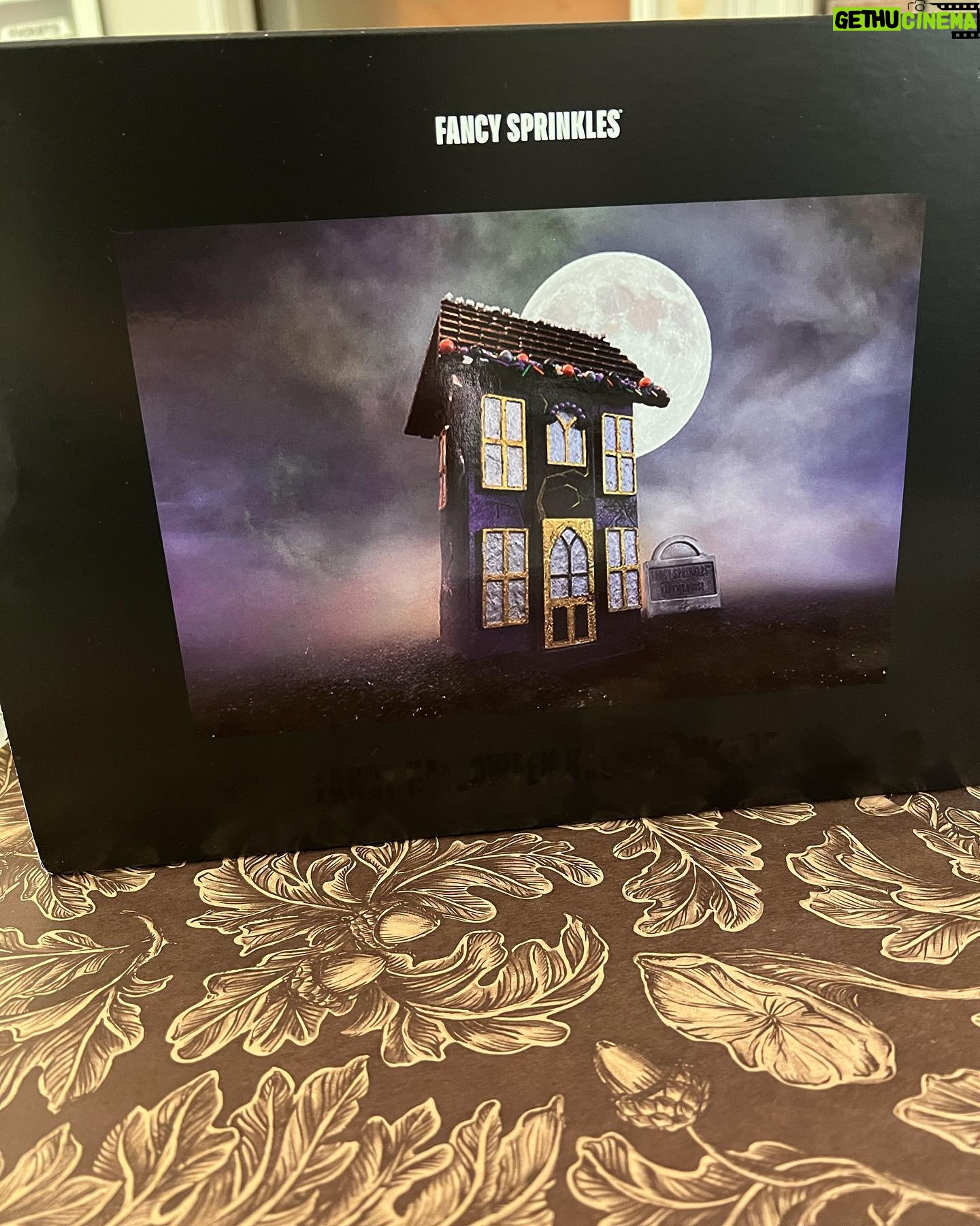 Jennifer Love Hewitt Instagram - Okay this @fancysprinkles chocolate haunted mansion is so fun to make! I didn’t think I could do it! But it was so easy to follow long! And now my kids will smash and eat it lol