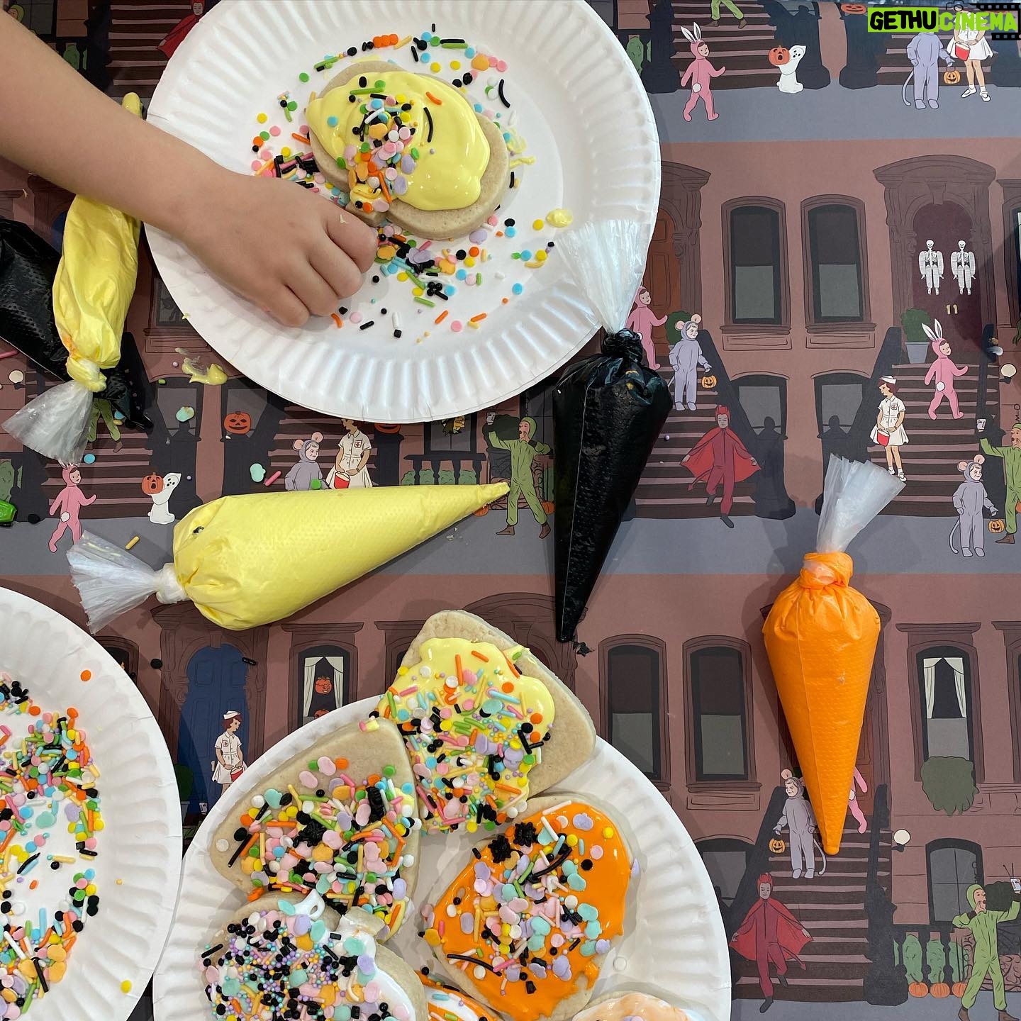 Jennifer Love Hewitt Instagram - It’s the day before Halloween! Loved the idea that @jenniferlovehewitt had to use the Halloween Haunts 🎃paper on the kids table to festively stop the mess of toddlers decorating cookies from @cookie_ish 🍪 Worked like a charm.