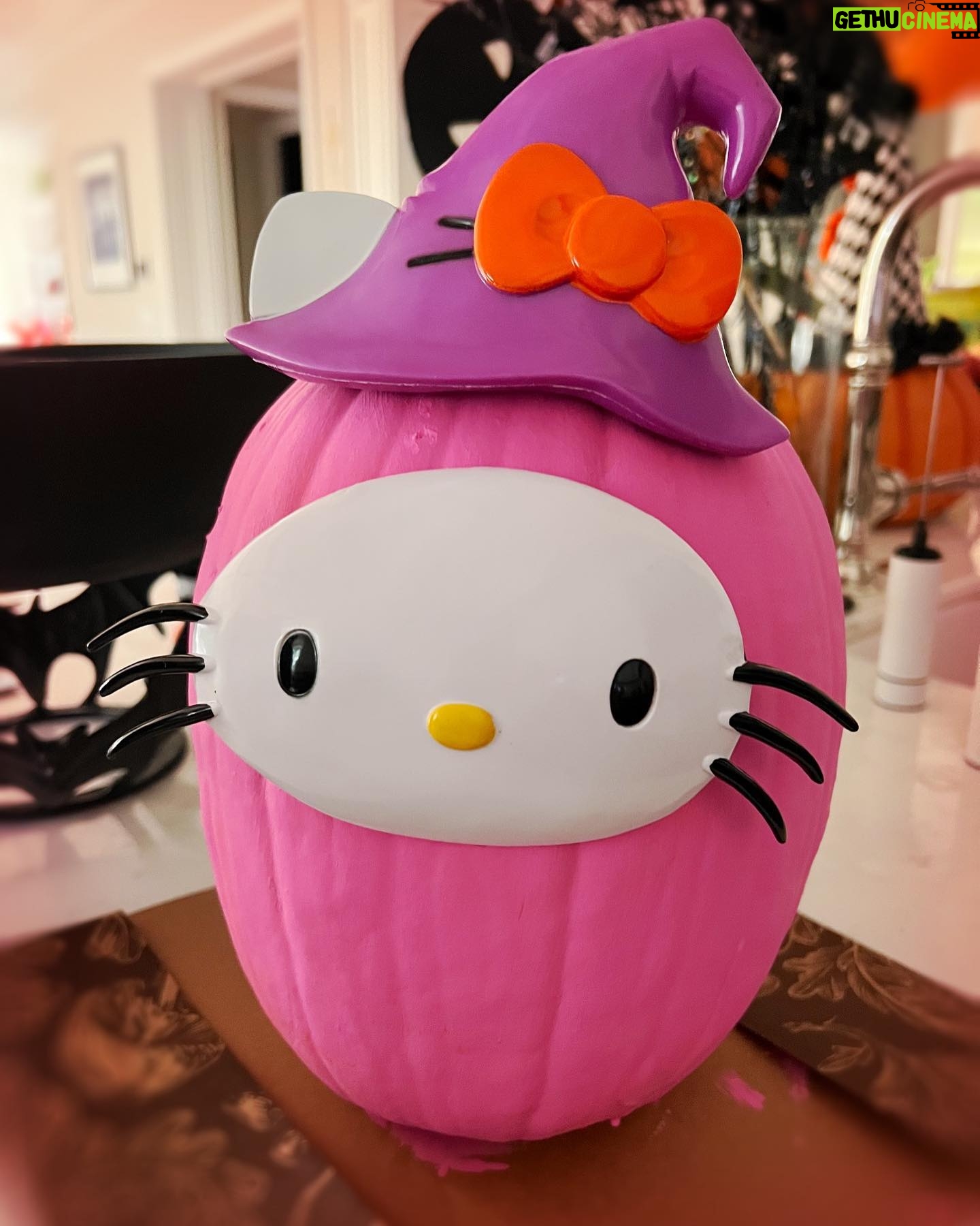 Jennifer Love Hewitt Instagram - Okay it’s that time again. We started a tradition where every year I make each family member a pumpkin. So here we are. Spider-Man for Atticus, hello kitty for Autumn, paw patrol for Aidan and for my hubby who has a birthday on Halloween we went old school with ninja turtles! This makes my mommy heart so happy because they all get excited. 🎃🧡