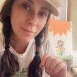 Jennifer Love Hewitt Instagram - Hey guys! More info in my stories but I had the best time today doing a special art project. I call my piece “let the light in”Follow @paintwiththestars I created an original piece to be auctioned off with the funds providing arts education to underfunded and underserved communities. Art is everything. We must create and support creativity. #art #artist #create #inspire #nonprofit #helpingkids #painting #jenniferlovehewitt #innercityarts