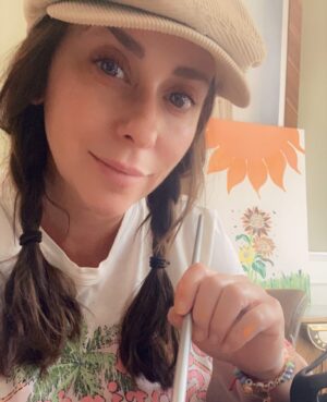 Jennifer Love Hewitt Instagram - Hey guys! More info in my stories but I had the best time today doing a special art project. I call my piece “let the light in”Follow @paintwiththestars  I created an original piece to be auctioned off with the funds providing arts education to underfunded and underserved communities. Art is everything. We must create and support creativity. 
#art #artist #create #inspire #nonprofit #helpingkids #painting #jenniferlovehewitt #innercityarts