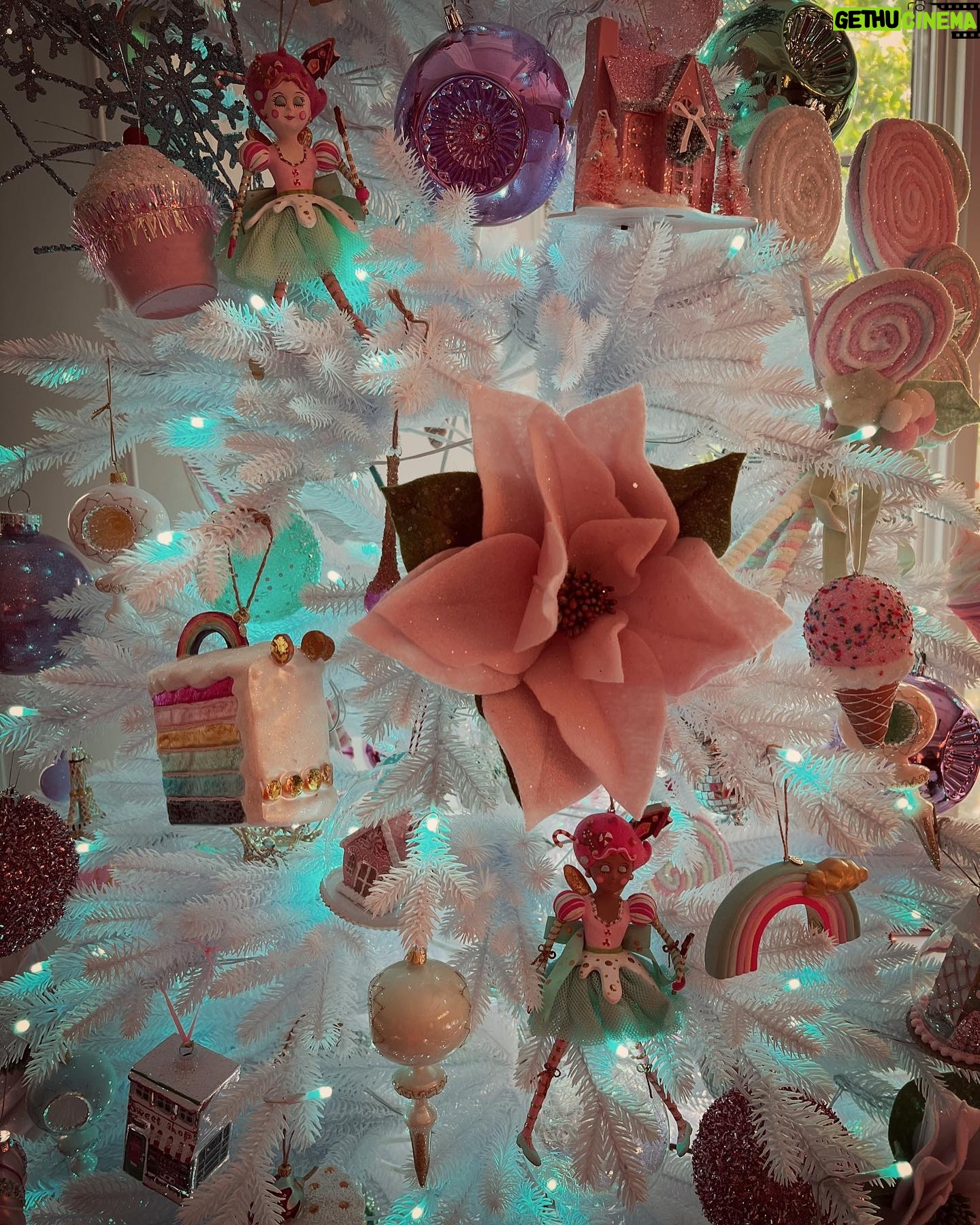 Jennifer Love Hewitt Instagram - I also did a little pastel Christmas this year for my sweet Autumn. @bonjourfete and @holidaywarehouse helped us make our girly dreams come true