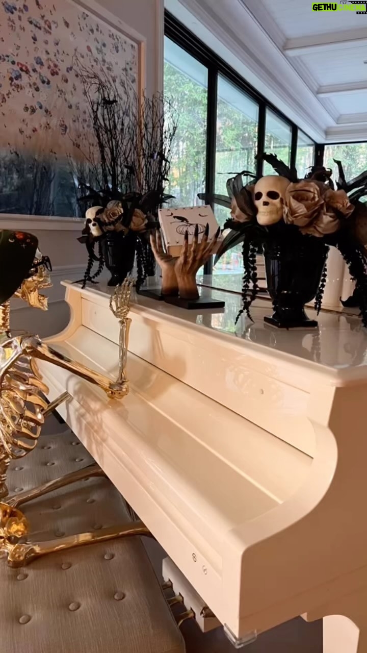 Jennifer Love Hewitt Instagram - It’s starting to look like Halloween