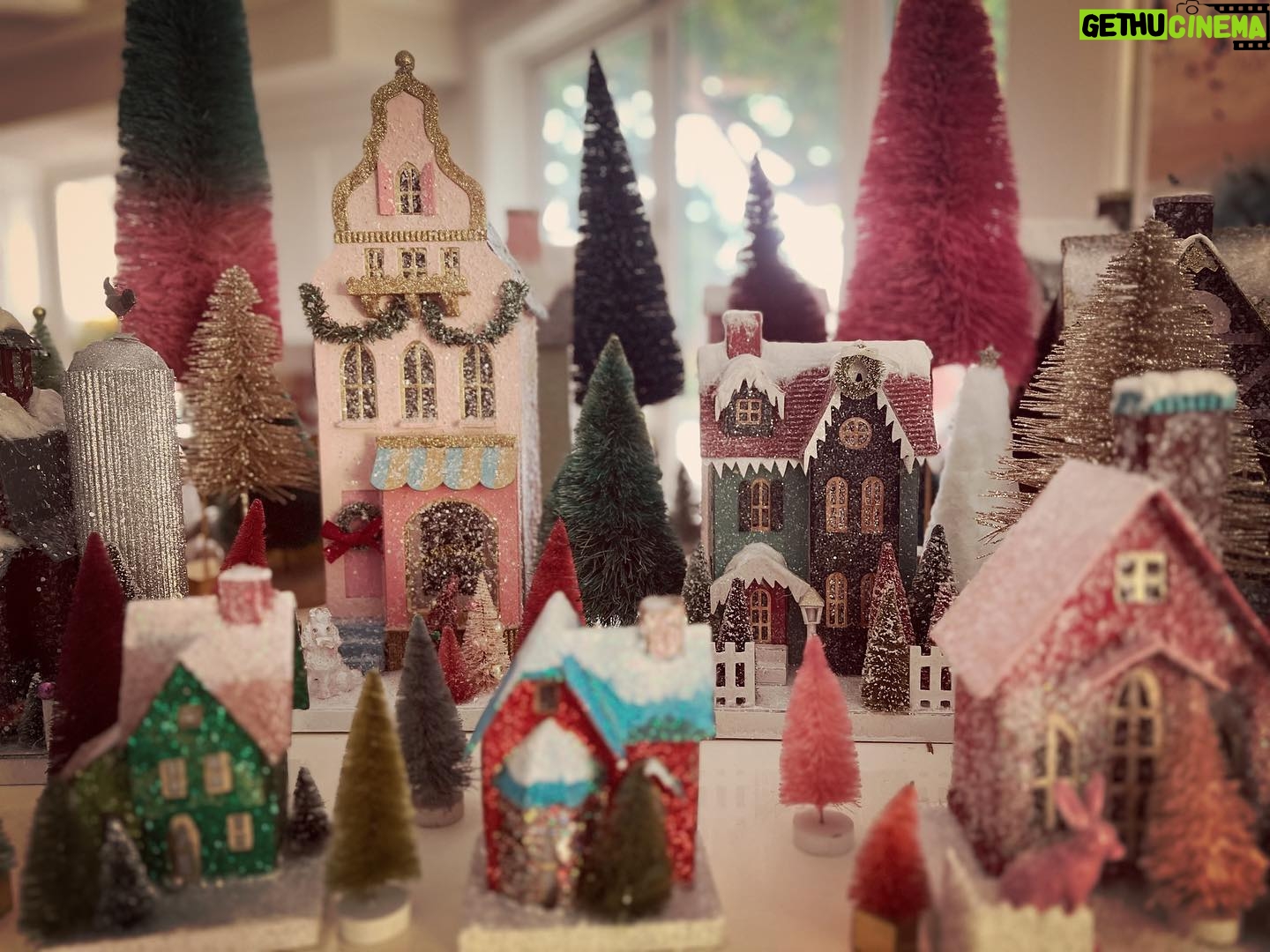 Jennifer Love Hewitt Instagram - My glitter village grows every year and always gives me magical Christmas feels. Here it is and a few of my new favorites. @bonjourfete do you think I have enough from you guys? Lol βοΈππ
πΌπ€ΆπΌ