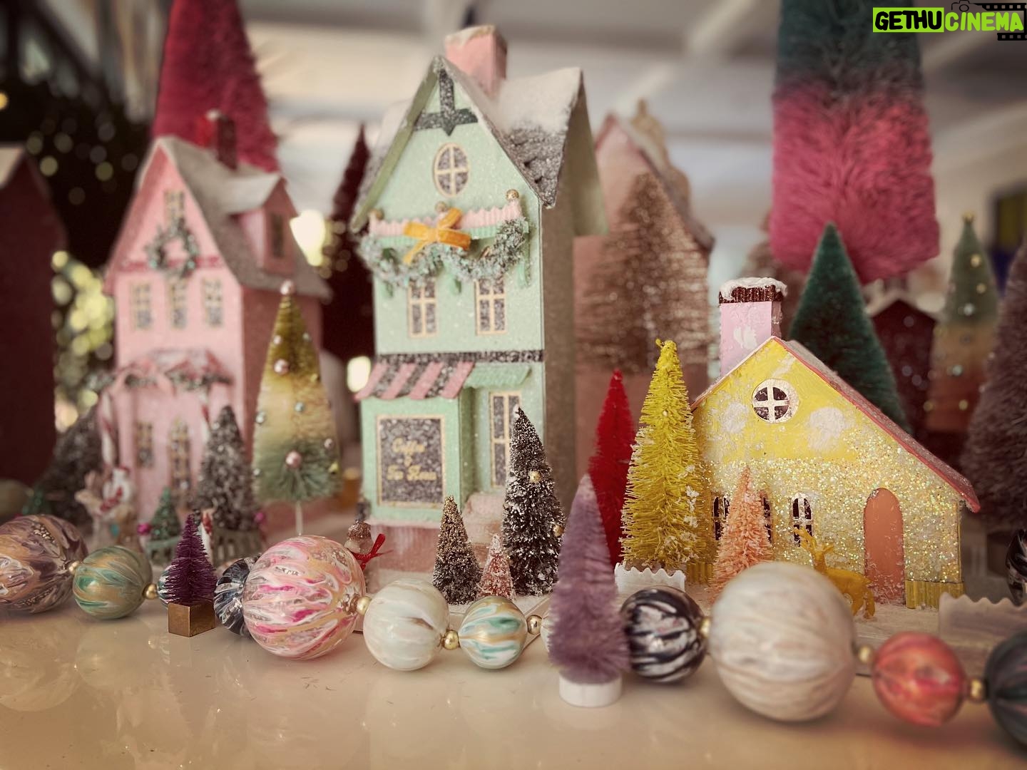 Jennifer Love Hewitt Instagram - My glitter village grows every year and always gives me magical Christmas feels. Here it is and a few of my new favorites. @bonjourfete do you think I have enough from you guys? Lol βοΈππ
πΌπ€ΆπΌ