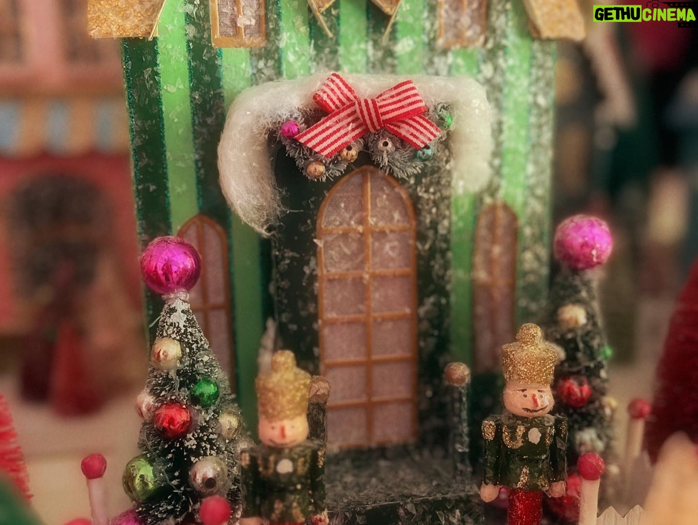 Jennifer Love Hewitt Instagram - My glitter village grows every year and always gives me magical Christmas feels. Here it is and a few of my new favorites. @bonjourfete do you think I have enough from you guys? Lol βοΈππ
πΌπ€ΆπΌ