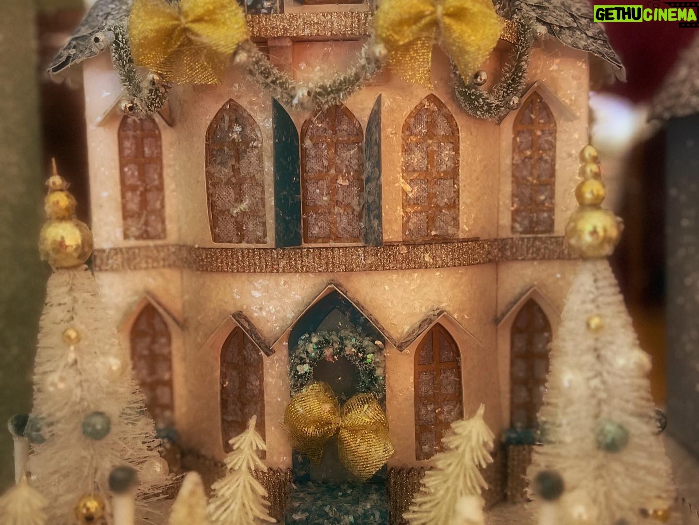 Jennifer Love Hewitt Instagram - My glitter village grows every year and always gives me magical Christmas feels. Here it is and a few of my new favorites. @bonjourfete do you think I have enough from you guys? Lol βοΈππ
πΌπ€ΆπΌ