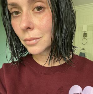 Jennifer Love Hewitt Instagram - I posted this pic earlier and have heard lot of positive thoughts. It means so much to me because aging is weird. And growing up with you guys over 33 years has been amazing but the filters of it all can be tricky. You can’t help but want to look better or even perfect to keep up. They are so fun but they also can be really hard because you can forget to feel good about your real face. Maybe I just need to be better at the balance. Anyway thanks for letting me share and feel good as just me today. Love to you all❤️