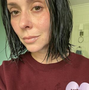 Jennifer Love Hewitt Instagram - I posted this pic earlier and have heard lot of positive thoughts. It means so much to me because aging is weird. And growing up with you guys over 33 years has been amazing but the filters of it all can be tricky. You can’t help but want to look better or even perfect to keep up. They are so fun but they also can be really hard because you can forget to feel good about your real face. Maybe I just need to be better at the balance. Anyway thanks for letting me share and feel good as just me today. Love to you all❤️