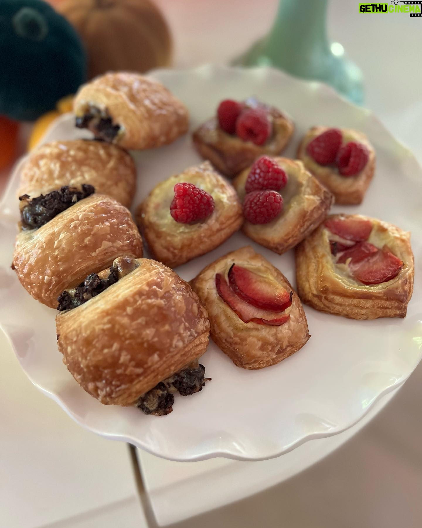 Jennifer Love Hewitt Instagram - And when I reached out to @_maisonmacha for the perfect Parisian treats for the party she amazed everyone. With not only incredible taste but beauty! It’s was so special and we are very grateful. 🧡