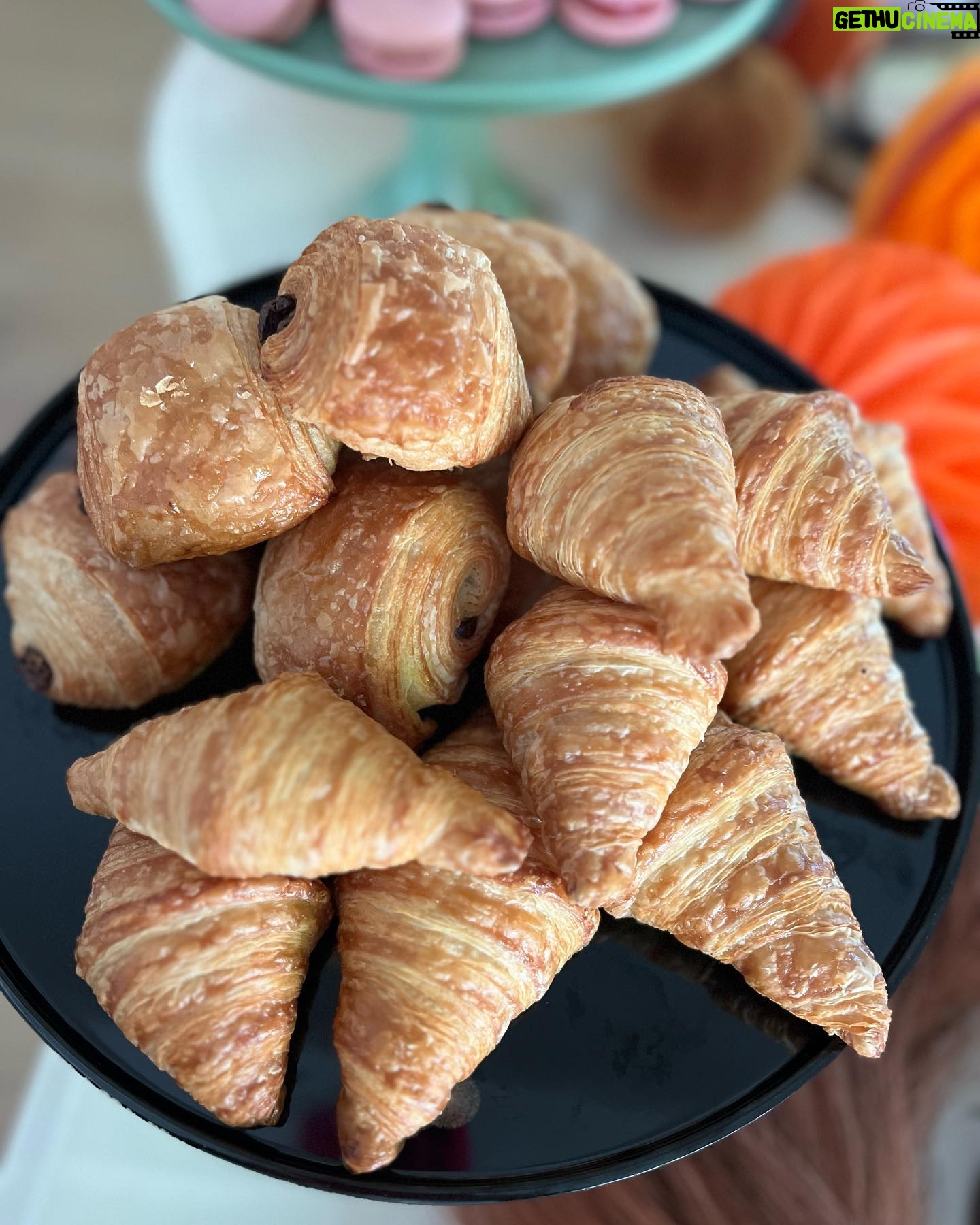 Jennifer Love Hewitt Instagram - And when I reached out to @_maisonmacha for the perfect Parisian treats for the party she amazed everyone. With not only incredible taste but beauty! It’s was so special and we are very grateful. 🧡