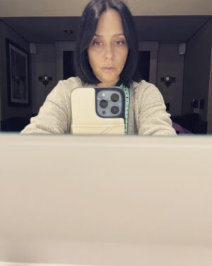 Jennifer Love Hewitt Instagram - This was taken during a very intense day of filming for the Monday episode. You will get the answers you’ve wanted about Maddie. This storyline has meant so much to me. As all of Maddie’s journey has meant to me. Mental health and talking about it is so important. I hope that any mom dealing with ppd and anyone who deals daily with mental health struggles feels seen. Please reach out to those around you and be loud about needing help. You are not alone. Maddie has missed you guys. See you in Boston. @911onfox ❤️