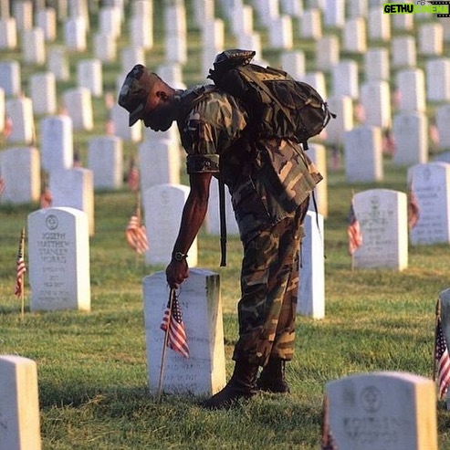 Jennifer Love Hewitt Instagram - Remembering those who have lost their lives defending this country and the families who have loved and lost them. ❤️