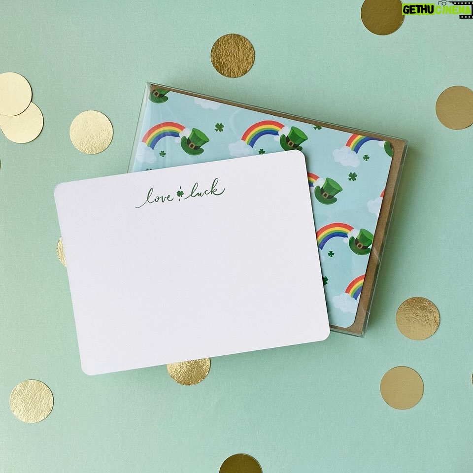Jennifer Love Hewitt Instagram - I am sooo excited to show you our St Patrick’s Day cards available now! @2021_co and Holiday Junkie want to help you celebrate! Go get them and spread some joy! 🍀