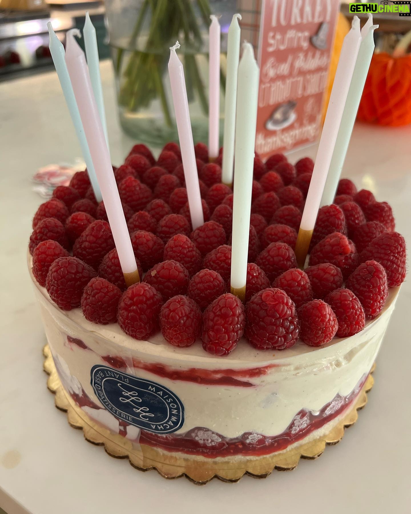 Jennifer Love Hewitt Instagram - And when I reached out to @_maisonmacha for the perfect Parisian treats for the party she amazed everyone. With not only incredible taste but beauty! It’s was so special and we are very grateful. 🧡