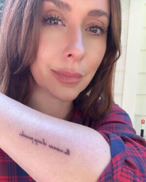Jennifer Love Hewitt Instagram - Thank you so much @cachotattoo @goodcarmastudio As a student of the universe I am so grateful to have this daily reminder. 🙏🏻🧡
