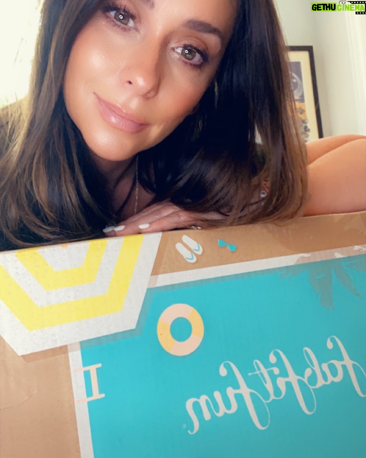 Jennifer Love Hewitt - 39.2K Likes - Hey everybody! I’m back as a #fabfitfunpartner with the Summer Box! This one is so fun and really got me in the mood for summer. You can use my code “Jennifer” for 10$ off your first box. They also partnered for this box with @makeawishamerica which I love and have supported for years. Go to www.fabfitfun.com and make your box! Happy summer vibes! #fabfitfun #fabfitfunsummerbox #fabfitfunpartner
