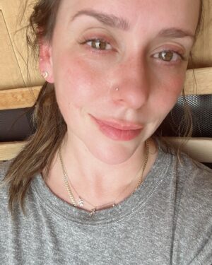 Jennifer Love Hewitt Instagram - I’m hard on myself. Like we all can be. But other times I’m really proud of myself and like me just as I am. Sending self love to all who need it today. You are awesome.