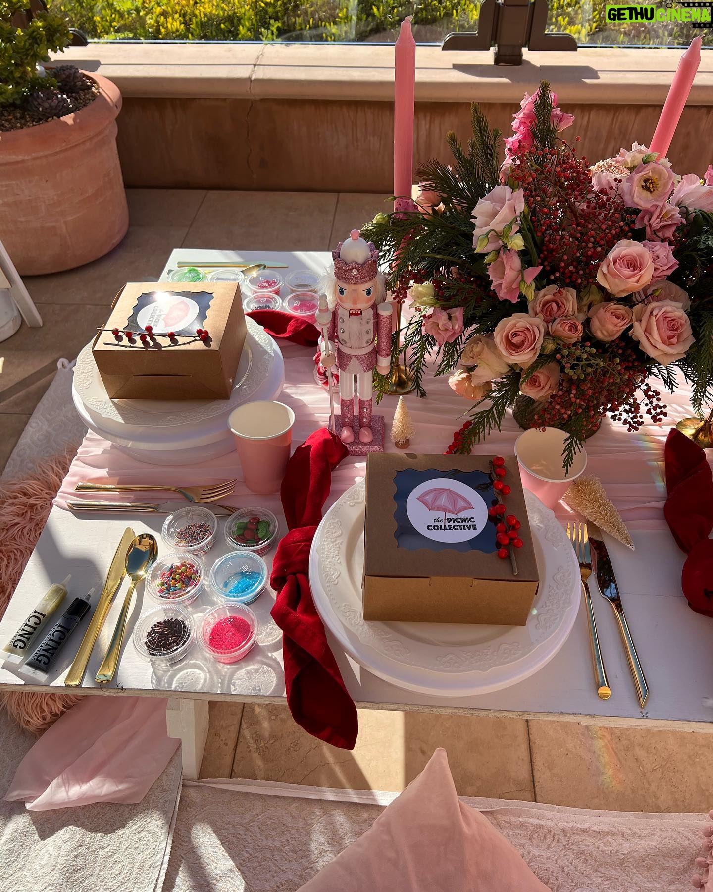 Jennifer Love Hewitt Instagram - @thepicnic.collective helped me give my kids the most festive and sweet decorating station. It was so fun and magical!