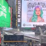 Jennifer Messina Instagram – A time square moment for “It Gets Better.” #timesquare #itgetsbetter
@_oceandesigns @nathanwalters @timessquarenyc