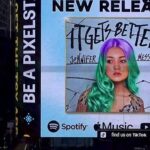 Jennifer Messina Instagram – A time square moment for “It Gets Better.” #timesquare #itgetsbetter
@_oceandesigns @nathanwalters @timessquarenyc
