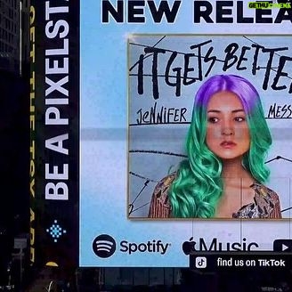 Jennifer Messina Instagram - A time square moment for “It Gets Better.” #timesquare #itgetsbetter @_oceandesigns @nathanwalters @timessquarenyc